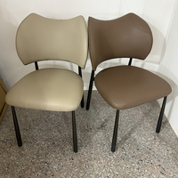 Chaise de salle à manger ergonomique moderne de luxe léger avec cadre métallique et dossier en cuir PU pour la maison, le bar, la cuisine, l'entrepôt, l'hôtel, le parc