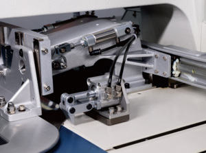 Nueva Máquina de Coser Industrial Computarizada de Una Sola Aguja, de Cama Plana, con Puntada de Seguridad, Programable, Electrónica, para Patrones (300 x 200 mm) - Product Image 5