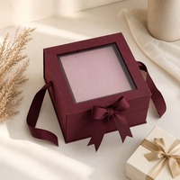 Boîte cadeau de luxe élégante en matériaux recyclés avec fenêtre, couvercle, base, doublure en éponge, poignée, fermeture magnétique, impression UV personnalisée