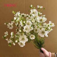 DC238 Vente en gros de tiges de fleurs artificielles en soie blanche Cosmos pour les décorations de table de mariage en plein air