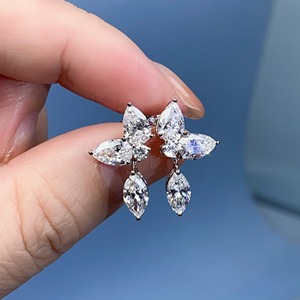 Élégantes boucles d'oreilles pendantes en or blanc 18 carats avec diamants taillés en forme de papillon, poire et marquise, bijoux fins étincelants - Product Image 2