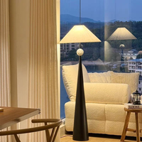 Lampe de sol vintage moderne simple et luxueuse pour salon, design artistique haut de gamme, taille moyenne, finition blanche/noire, garantie de 3 ans