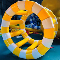 Roue aquatique gonflable flottante commerciale prête à l'emploi, taille humaine, pour jeux aquatiques extérieurs