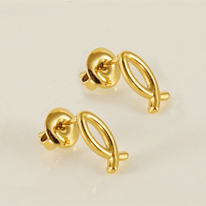 Boucles d'oreilles clous en forme de cœur minimalistes en acier inoxydable plaqué or 18 carats pour femmes et filles, vente en gros de mode - Product Image 3