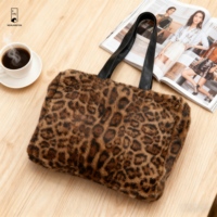 Sac fourre-tout personnalisé ultra-doux à imprimé léopard, sac de shopping chic en peluche avec poignées en cuir noir, sac à main tendance pour tous les jours