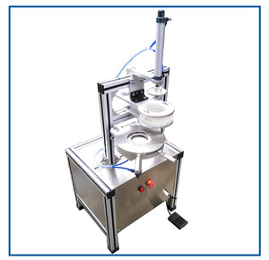 Machine d'emballage d'emballage de savon de pli de blocs bleus de nettoyant de toilette d'hôtel semi-automatique pour l'impression et le scellage - Product Image 1