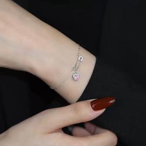 Bracelet de tennis pour femme 2026 avec pendentifs délicats en forme de cœur rose, zircon étincelant, tendance et élégant, avec breloque épingle de sûreté - Product Image 3
