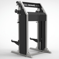 Machine Smith multifonctionnelle pour squats et entraînements en salle de sport, dotée d'une fonction Fly et fabriquée en métal durable.
