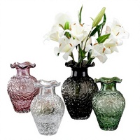 Vase en verre artisanal et peint à la main, style minimaliste américain, couleur crème, bord festonné fraise, design moderne du milieu du siècle, ornement de bureau pour