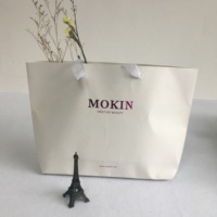 Sac cadeau en papier kraft noir recyclable écologique de luxe avec logo personnalisé, poignée en ruban pour l'emballage de cosmétiques