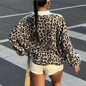 Camiseta deportiva personalizable con estampado de leopardo y cuello en V de gran tamaño, camiseta de secado rápido para mujer, sublimación atlética de fútbol con nombre de equipo - Product Image 5