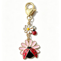 Gantungan Kunci Bunga Daisy Ladybug Enamel Logam, Liontin Kunci Pengait Hati untuk Dekorasi Tas Tangan dan Ransel