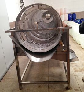 Machine de lavage, de tri et de décapage des tiges pour cassis, myrtilles, fraises et cerises à tambour rotatif - Product Image 4