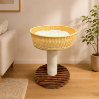 Arbre à chat élégant avec panier en osier, coussin blanc en peluche, poteau à gratter en sisal et base ovale pour chats d'intérieur