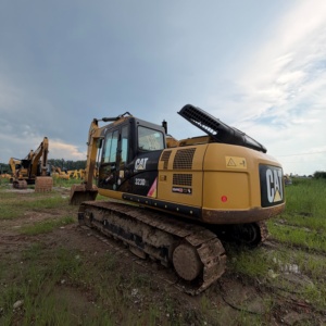 Potente excavadora de cadenas CAT 323D2L usada con motor CAT original. Rendimiento confiable. Construye caminos en zonas forestales. - Product Image 1