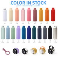 Bouteille de boisson isolée extérieure écologique Bouteille d'eau en aluminium noire en acier inoxydable Bouteille d'eau de 500 ml Logo personnalisé Bouteille d'eau