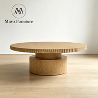 Table basse ronde moderne en chêne, table centrale en bois massif à bord cannelé, table basse en bois avec base cylindrique pour salon