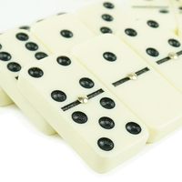 Jeu de dominos double six personnalisé en usine chinoise, 28 pièces, blocs de dominos en plastique noir, boîte pour jeux de table amusants