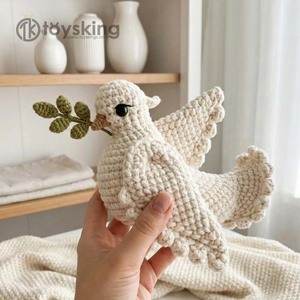 Bambola Uncinetto Colomba Bianca con Ramo d'Ulivo - Simbolo della Pace, Animale di Peluche Fatto a Mano, Regalo per Battesimo e Decorazione Murale per Cameretta - Product Image 3