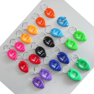 Logo de promotion sur le grattoir de billet de loterie en plastique avec porte-clés en forme de goutte d'eau - Product Image 2