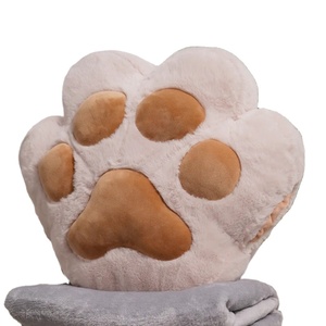 Almohada de Felpa con Diseño de Pata de Gato HY2, Manta para Siesta en la Oficina, Manta para Aire Acondicionado, Tres en Uno - Product Image 1