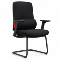 Chaise de bureau exécutive noire avec dossier haut rembourré, appui-tête, accoudoirs et base à cinq étoiles sur roulettes pour espaces de travail professionnels quotidiens