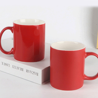 Tasses à café en porcelaine rouge de forme personnalisée Tasse en céramique vierge classique avec grande poignée pour thé Latte Cappuccino
