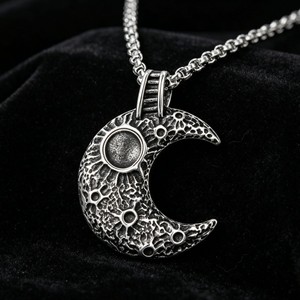 Yunnique – collier avec pendentif lune en acier inoxydable, design géométrique, bijoux unisexes à la mode - Product Image 3