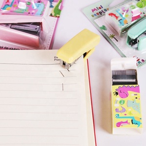 Mini <span class=keywords><strong>grapadora</strong></span> de color caramelo con grapas, <span class=keywords><strong>grapadora</strong></span> <span class=keywords><strong>pequeña</strong></span> y bonita para escritorio, regalo para uso de estudiantes o de oficina - Product Image 4
