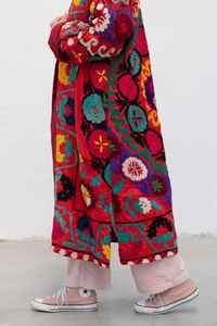 Chaqueta Acolchada Roja Extra Grande para Mujer, Hecha a Medida en Fábrica, Estilo Vintage, Acabado Suzani, Lona de Algodón - Product Image 6