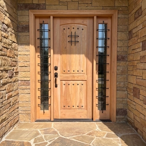 Porte d'entrée rustique sud-ouest en teck massif et bois d'acajou avec grilles en fer forgé et panneaux latéraux assortis - Product Image 5