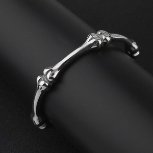 Venta al por mayor de brazaletes de bambú de lujo ligero de acero inoxidable para mujer, diseño de calavera, de fabricante. - Product Image 1