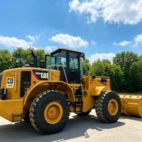 Chargeuse sur pneus CAT 950H avec grappin à bois personnalisé et pelle à neige, accessoires disponibles pour la construction, la foresterie et de multiples applications