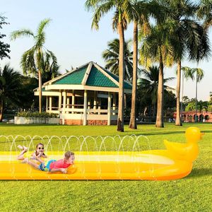 Tobogán Acuático con Diseño de Pato Amarillo, con Aspersor y 2 Tablas de Surf para Niños, para Jardín - Product Image 5