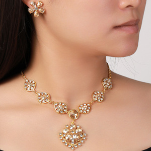 Parure de bijoux pour femme, collier et boucles d'oreilles pendantes florales plaquées or, 2 pièces, avec cristaux étincelants couleur <span class=keywords><strong>champagne</strong></span> - Product Image 1
