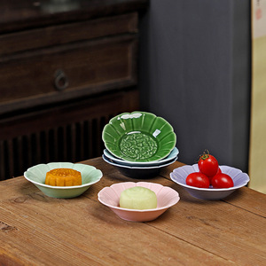 Petite assiette en céramique chinoise pour thé et en-cas, forme de fleur, motif lotus, pour les fêtes - Product Image 4