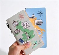Carnet de Voyage Portable 2026 – Journal de Poche avec Couverture Estampillée Carte Urbaine et Stylo Gel Assorti – 112 Pages – Cadeau Promotionnel