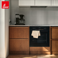 Armoire de cuisine modulaire sur mesure Alland Group, style moderne, deux tons, éco-responsable, en chêne massif blanc, pour villa