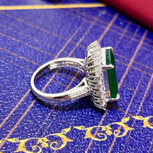 Bague en or blanc 18 carats avec émeraude naturelle verte vif GRC de 7,62 carats et 81 diamants d'appoint de 1,35 carat pour occasions de soirée féminines - Product Image 5