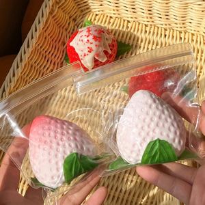 ของเล่นบีบคลายเครียดรูปสตรอว์เบอร์รี่น่ารัก ทำจากวัสดุ TPR ช่วยลดความวิตกกังวล เหมาะสำหรับเด็กชายและเด็กหญิง - Product Image 4