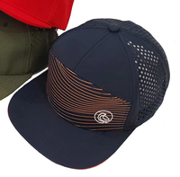 Casquette de sport en polyester perforée à 7 panneaux, logo personnalisé, séchage rapide, respirante, structurée, imperméable, avec trous découpés au laser