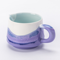 Ensemble tasse et soucoupe à café en porcelaine color block avec cuillère dorée, motif vague texturé, design personnalisable et écologique