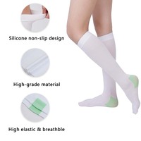 Vente en gros de chaussettes genoux en nylon pour filles et femmes lettre de caractère respirante blanche unie