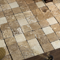 Carreaux de sol en mosaïque de travertin beige pour cafés, cours et jardins.