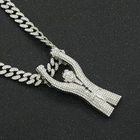 Collier Pendentif Mains Givrées Tenant la Tête, Entièrement Pavé de Zircons Cubiques, Chaîne Maille Cubaine en Or 18K, Bijoux Hip Hop Bling Unisexe pour Fête