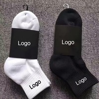 Chaussettes de sport professionnelles personnalisées avec logo, antidérapantes, absorbant la transpiration, en tissu éponge, pour le football, le soccer, la gym et les activités sportives d'élite.