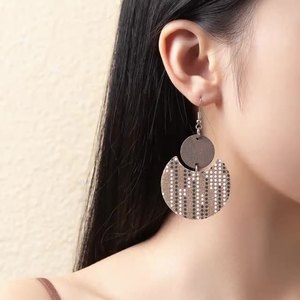 Boucles d'oreilles en similicuir Boucles d'oreilles pendantes en cuir coloré Crescent Check pour femme Uionen 915 - Product Image 1