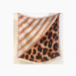 Foulard Quadrato Piccolo con Stampa Leopardata 70x70cm, Accessorio di Moda per Donne - Product Image 1