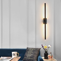 Applique murale à LED linéaire minimaliste design Corps en fer moderne simple pour chambre à coucher chevet hôtel couloir salon entrée escalier