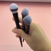 Pinceau de fond de teint triangulaire simple d'usine, vente en gros personnalisée, nouvel applicateur de crème BB à tête ronde, outil de beauté pour le visage